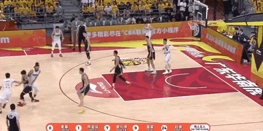 九游互动-麦基单臂空接暴扣但被打到脸，随后无限点抢篮板但两罚不中